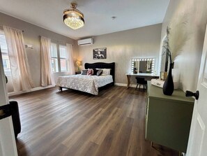 Room - Retro Romance: James & Monroe (Logan)