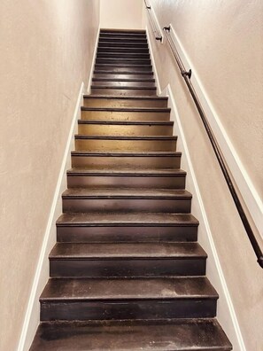 Interior - Retro Romance: James & Monroe (Logan)