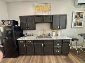 Refrigerador, microondas, cafetera y tetera y tostadora 