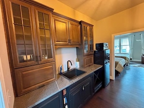 Fridge, microwave, coffee/tea maker, toaster - James Dean Rebel Hideaway (Logan)