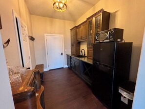 冷蔵庫、電子レンジ、コーヒー / ティーメーカー、トースター