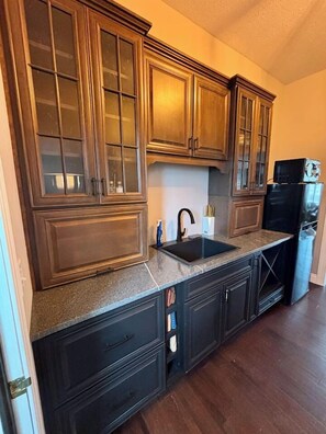 Jääkaappi, mikroaaltouuni, kahvin-/teenkeitin, leivänpaahdin