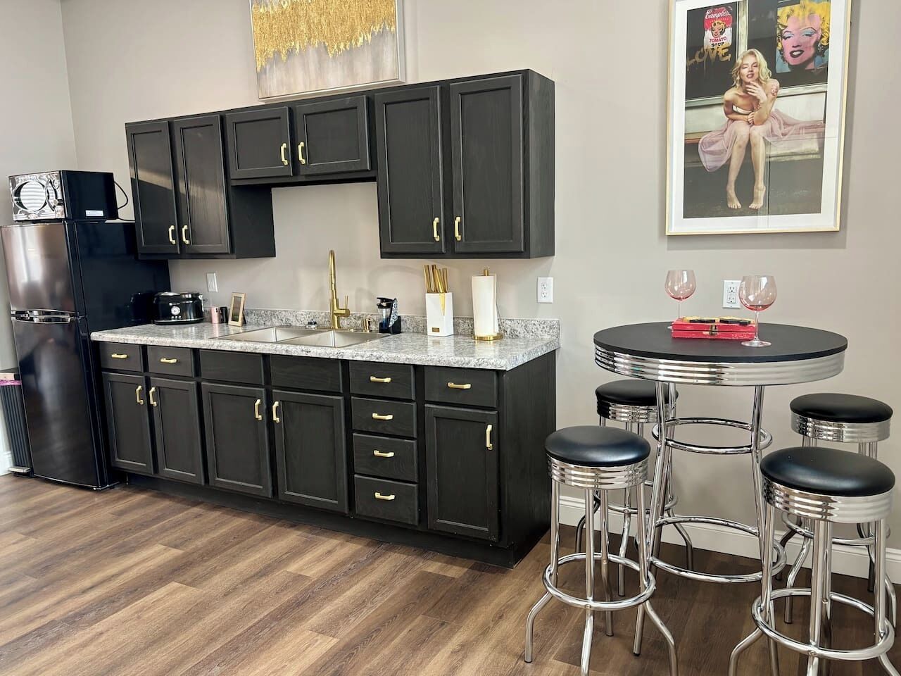 微波炉、茶具/咖啡用具、烤面包机、餐桌