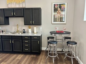 Dining - Marilyn Monroe Vintage Suite (Logan)