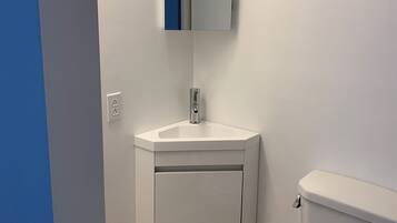 Doccia, asciugacapelli, asciugamani, sapone