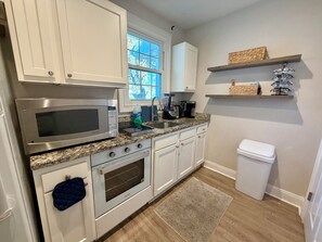 Fridge, microwave, oven, stovetop - 13 Bedroom 9 Bathroom crew housing, 2 kitchens, laundry rooms, parking, unit c+f (North Charleston)