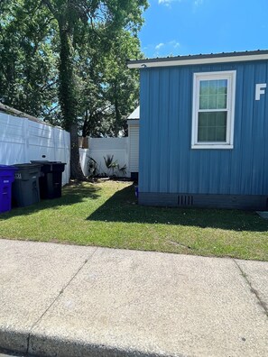 Property grounds - 13 Bedroom 9 Bathroom crew housing, 2 kitchens, laundry rooms, parking, unit c+f (North Charleston)