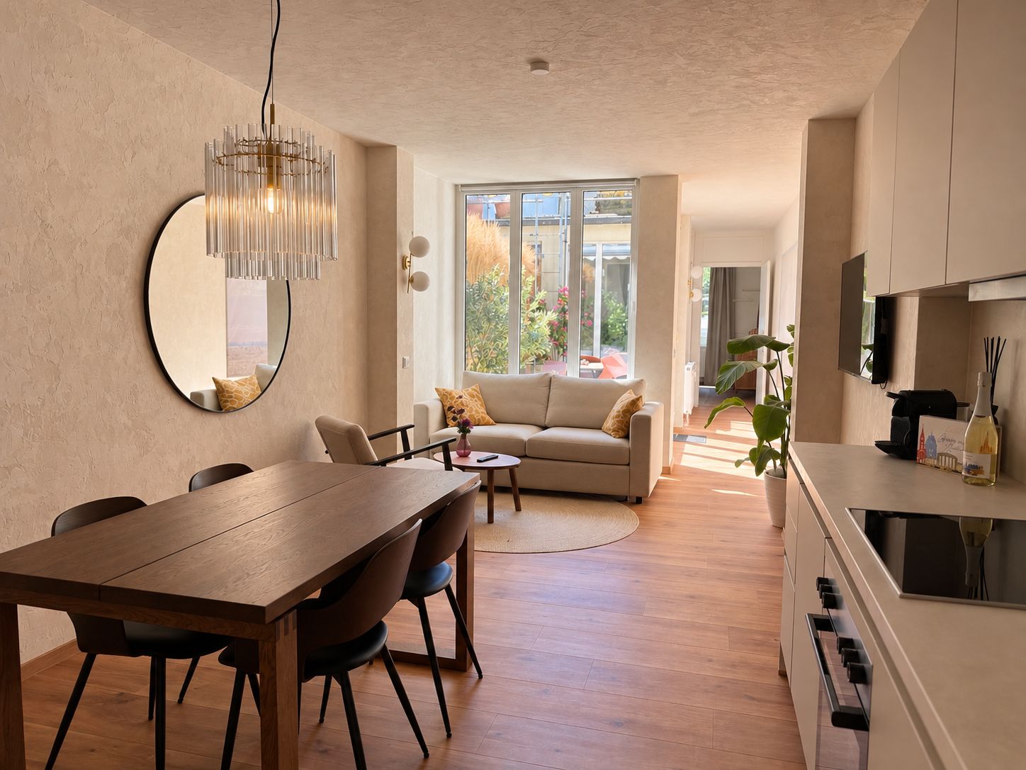 Een moderne woonruimte met een eethoek, een bank en een keuken.