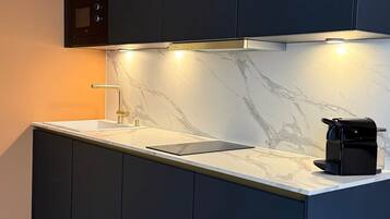 Kühlschrank, Mikrowelle, Herdplatte, Geschirrspüler