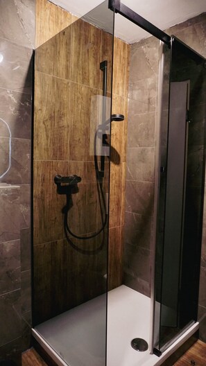 Douche, séchoir à cheveux, serviettes fournies