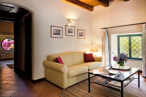 Books - Don Paolo 2/4 people in a historic villa near Naples, Vesuvius, Pompeii, Caserta (Nola)