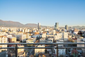 Property grounds - EE Homes- Curated Design, Tub & Skyline Views (Tiranë)