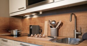 Fridge, microwave, stovetop, dishwasher - The small apartment (23 square meters) in a modern country house style (Reit im Winkl)