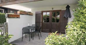 Outdoor dining - The small apartment (23 square meters) in a modern country house style (Reit im Winkl)