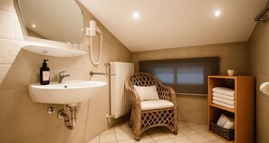 Hair dryer - South-facing attic apartment (32 sqm) with double bed, loft with 2 singles (Reit im Winkl)
