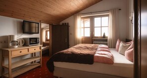 Internet - South-facing attic apartment (32 sqm) with double bed, loft with 2 singles (Reit im Winkl)