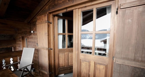 South-facing attic apartment (32 sqm) with double bed, loft with 2 singles