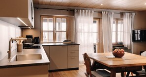 Fridge, microwave, oven, stovetop - Family apartment 85 sqm, 2 bedrooms, 2 baths, balcony, SmartTV & Wi‑Fi (Reit im Winkl)