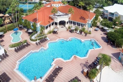 Beautiful fully furnished 2-bedroom condo that sleeps 8 at Orlando area resort