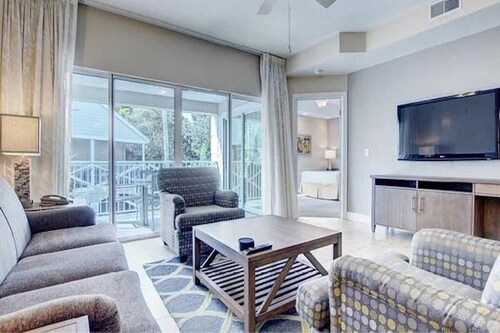 Beautiful fully furnished 2-bedroom condo that sleeps 8 at Orlando area resort