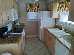 Fridge, microwave, oven, stovetop - Ocean Green Cottages 9691- 3 Bedroom House (Myrtle Beach)