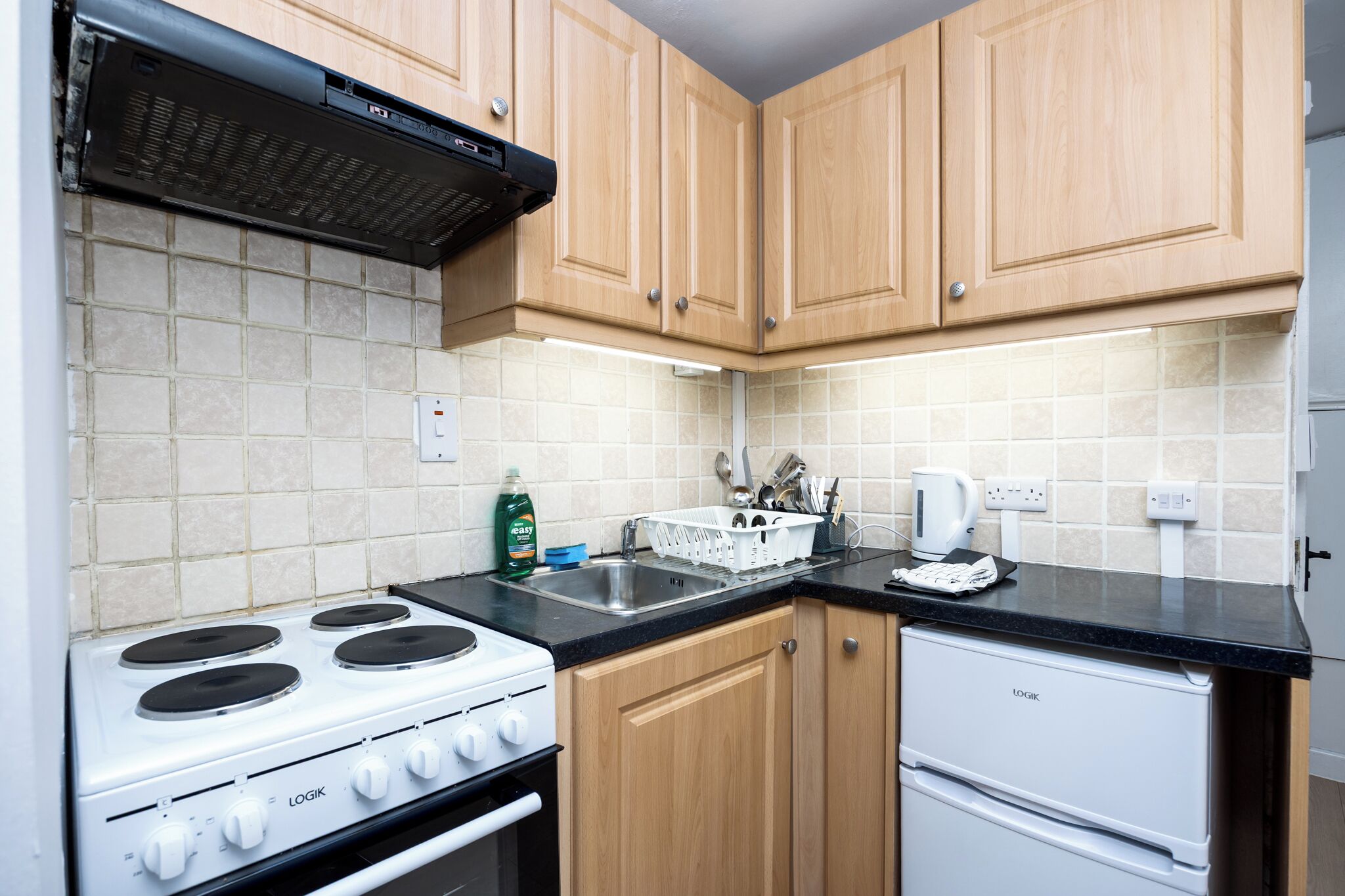 Fridge, oven, stovetop, electric kettle