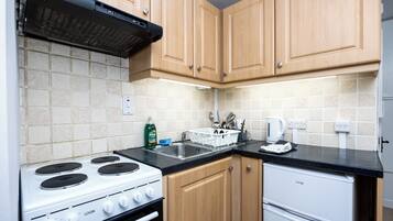 Fridge, oven, stovetop, electric kettle