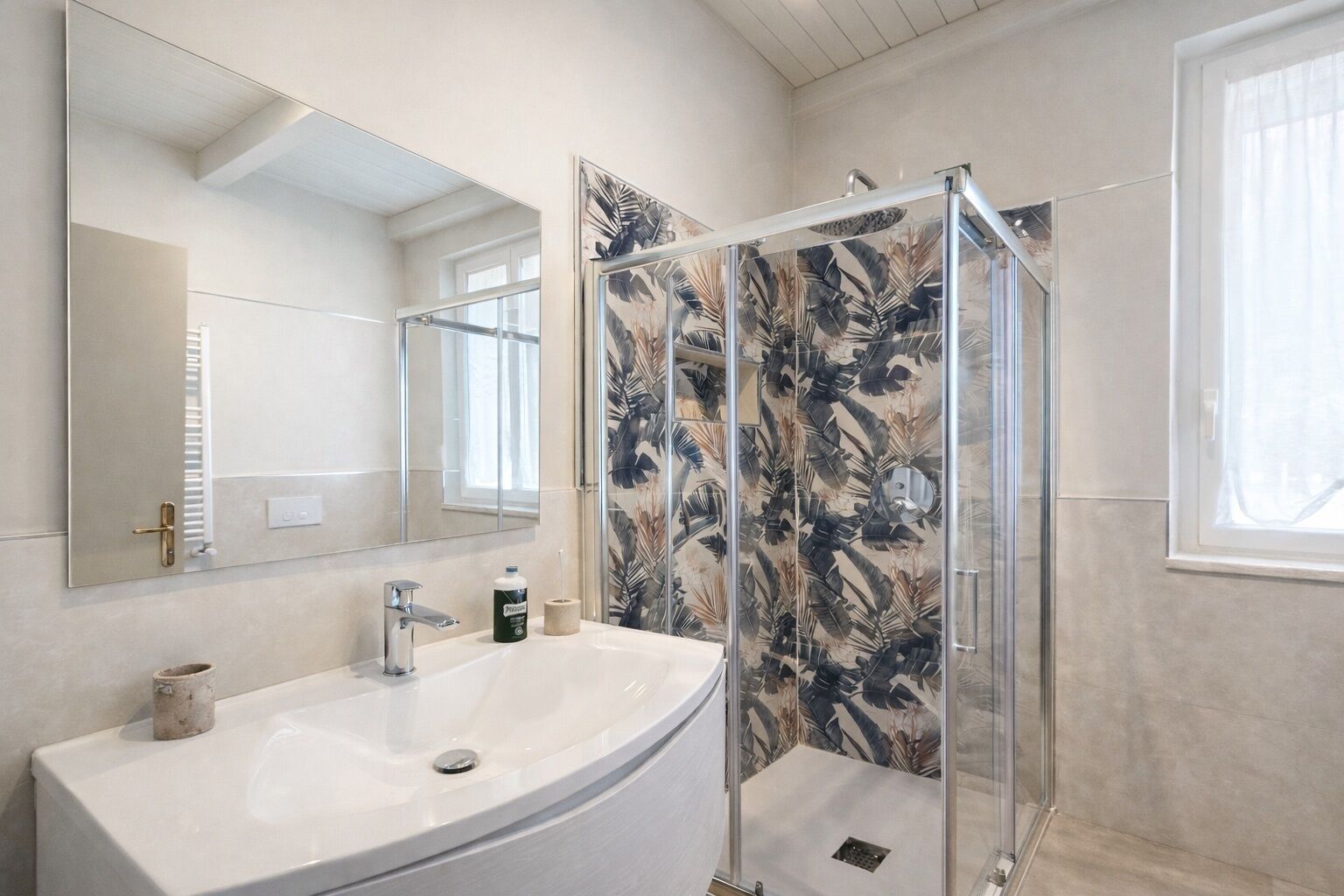 Haartrockner, Bidet, Handtücher, Seife