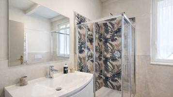 Haartrockner, Bidet, Handtücher, Seife