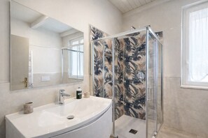 Haartrockner, Bidet, Handtücher, Seife