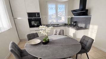 Réfrigérateur, micro-ondes, plaque de cuisson, lave-vaisselle