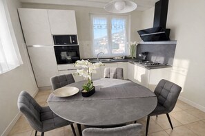 Kühlschrank, Mikrowelle, Herdplatte, Geschirrspüler