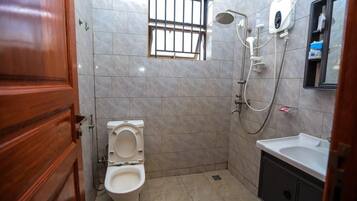 Kostenlose Toilettenartikel, Hausschuhe, Handtücher, Seife