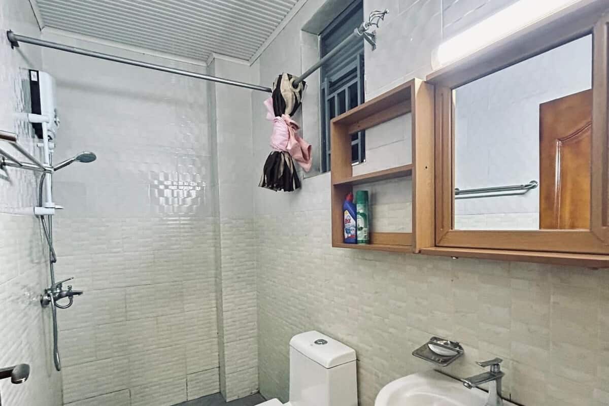 Habitación Elite, balcón, vista a la ciudad | Baño | Amenidades de baño gratuitas, pantuflas, toallas, jabón