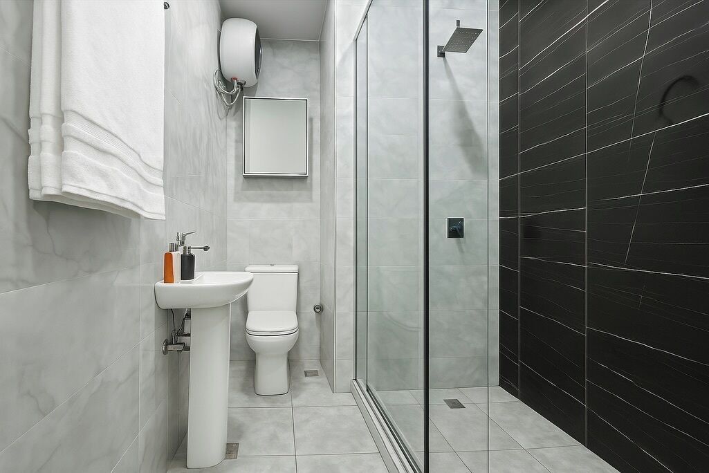 Apartamento econômico, sacada, vista para a cidade | Banheiro | Produtos de toalete grátis, secador de cabelo, toalhas de banho 