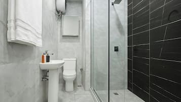 Apartamento econômico, sacada, vista para a cidade | Banheiro | Produtos de toalete grátis, secador de cabelo, toalhas de banho