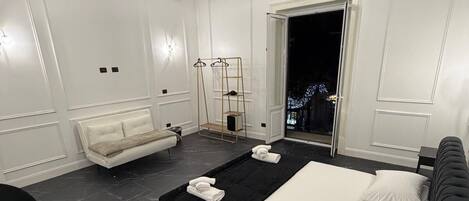 Habitación triple de lujo, balcón, vista a la ciudad | Espacio para trabajar con laptop y wifi gratis