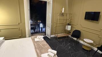 Espacio para trabajar con laptop y wifi gratis