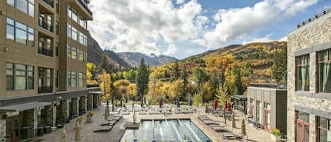 Un hôtel doté d’une piscine, d’un espace extérieur aménagé et offrant une vue sur les montagnes.