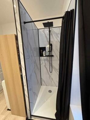 Shower, hair dryer, towels - Large town house (Boulogne-sur-Mer)