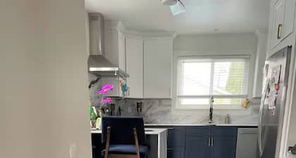 Luxury stay a stone throw away from Met Life and NYC