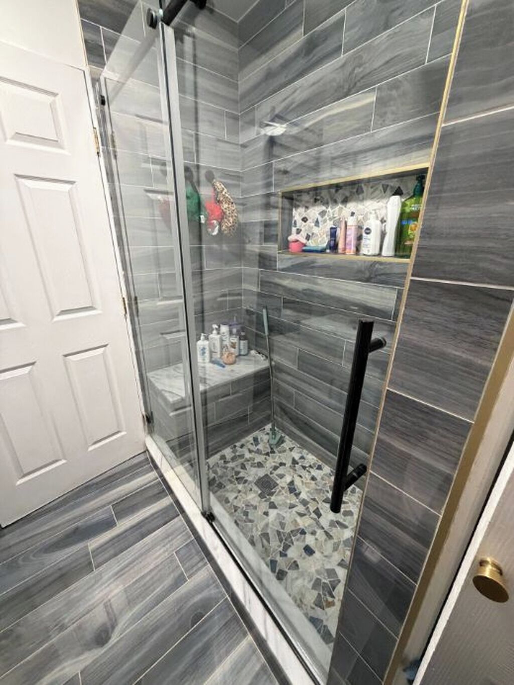 Secadora de cabello, bidet, toallas, jabón 