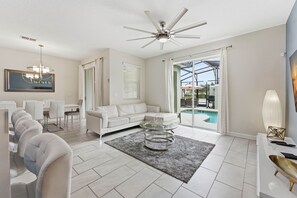 Smart TV - 4BR Townhome w/ Private Pool at Storey Lake (Kissimmee)