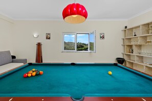 Games room - Casa Sun Zen – 4-Bedroom Villa with Pool and Snooker Table (Mexilhoeira Grande)