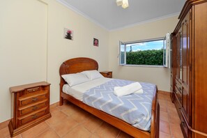 4 bedrooms, iron/ironing board, WiFi, bed sheets - Casa Sun Zen – 4-Bedroom Villa with Pool and Snooker Table (Mexilhoeira Grande)