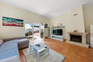 TV, fireplace