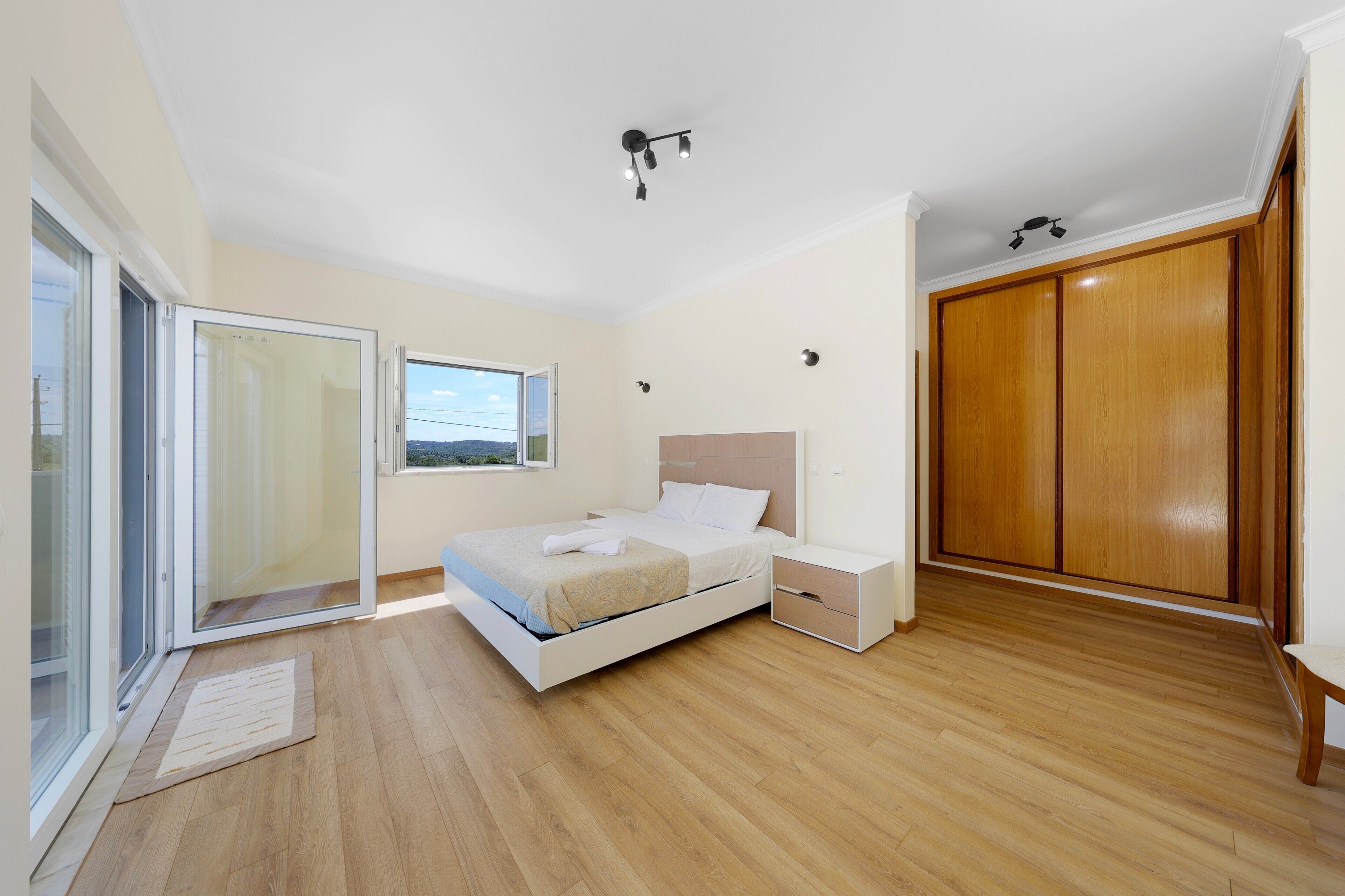 4 habitaciones, tabla de planchar con plancha, wifi y ropa de cama 