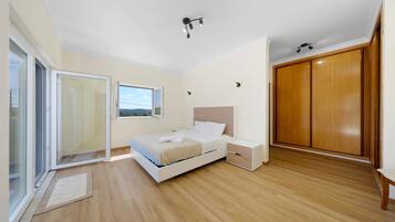 4 habitaciones, tabla de planchar con plancha, wifi y ropa de cama