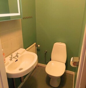 Bathroom - Brevensgården (Brevens bruk)