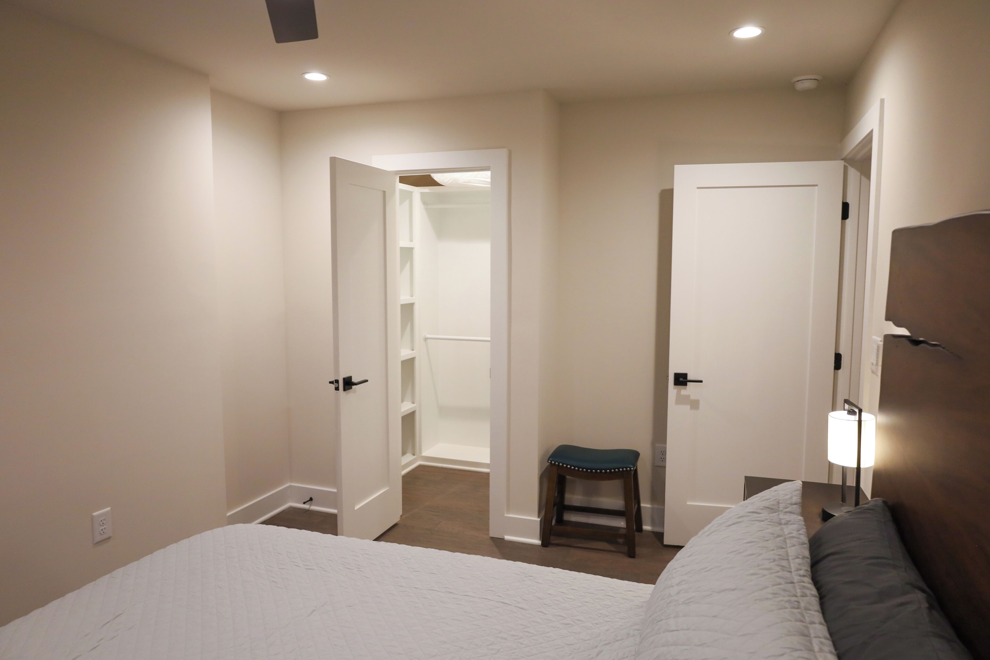 3 habitaciones, tabla de planchar con plancha, internet y ropa de cama 